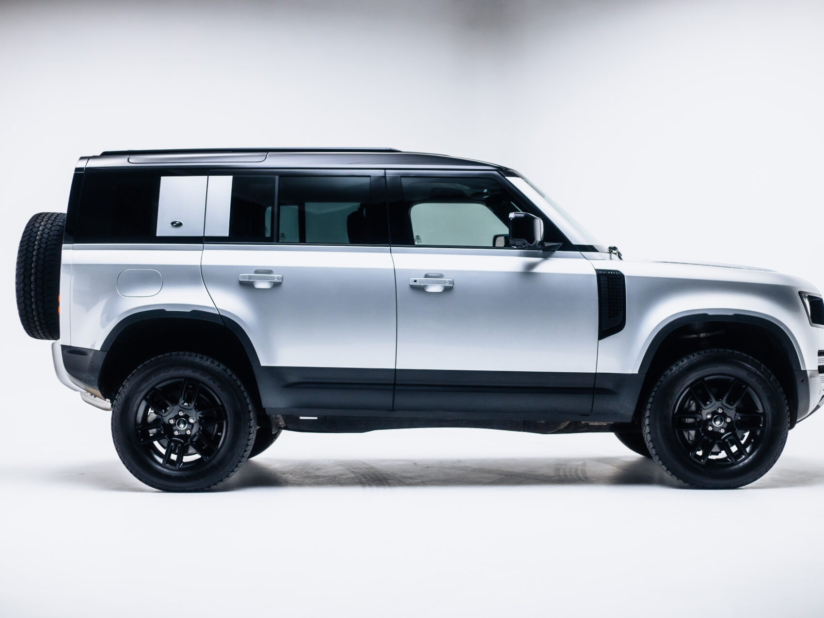Family Car Hire Land Rover Defender 6 Seater Gold Coast Brisbane Byron 